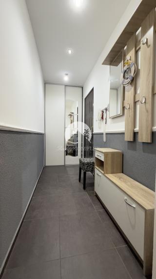 Reality KOMPLEX s.r.o. Vám ponúka na prenájom štýlový, kompletne zrekonštruovaný a zariadený 2-izbový byt, nachádzajúci sa vo vyhľadávanej lokalite na ulici Komenského v Komárne.