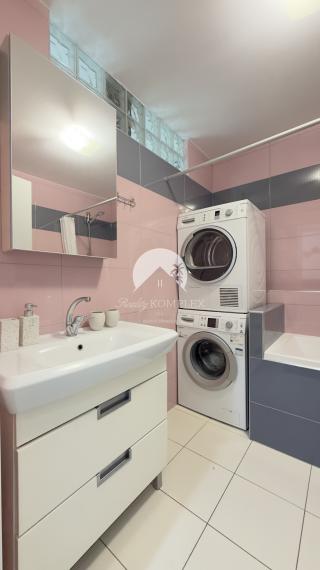 Reality KOMPLEX s.r.o. Vám ponúka na prenájom štýlový, kompletne zrekonštruovaný a zariadený 2-izbový byt, nachádzajúci sa vo vyhľadávanej lokalite na ulici Komenského v Komárne.