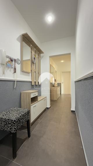 Reality KOMPLEX s.r.o. Vám ponúka na prenájom štýlový, kompletne zrekonštruovaný a zariadený 2-izbový byt, nachádzajúci sa vo vyhľadávanej lokalite na ulici Komenského v Komárne.