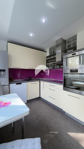 Reality KOMPLEX s.r.o. Vám ponúka na prenájom štýlový, kompletne zrekonštruovaný a zariadený 2-izbový byt, nachádzajúci sa vo vyhľadávanej lokalite na ulici Komenského v Komárne.