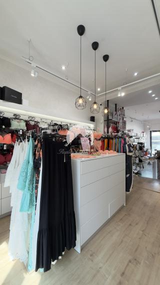 EXKLUZÍVNE NA PREDAJ ZABEHNUTÁ PREVÁDZKA SO ZNAČKOVOU SPODNOU BIELIZŇOU V CENTRE KOMÁRNA