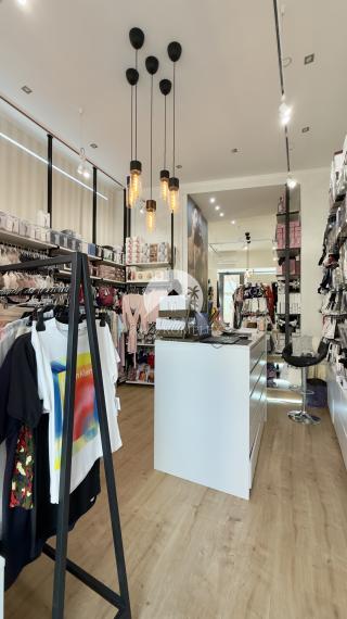 EXKLUZÍVNE NA PREDAJ ZABEHNUTÁ PREVÁDZKA SO ZNAČKOVOU SPODNOU BIELIZŇOU V CENTRE KOMÁRNA