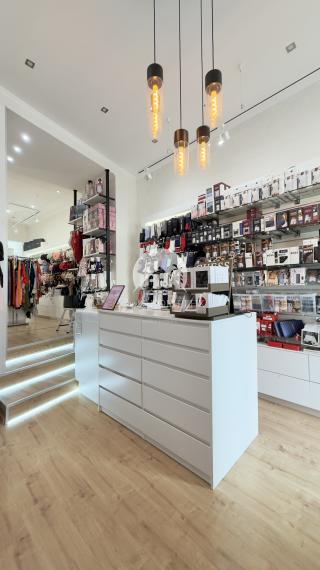 EXKLUZÍVNE NA PREDAJ ZABEHNUTÁ PREVÁDZKA SO ZNAČKOVOU SPODNOU BIELIZŇOU V CENTRE KOMÁRNA