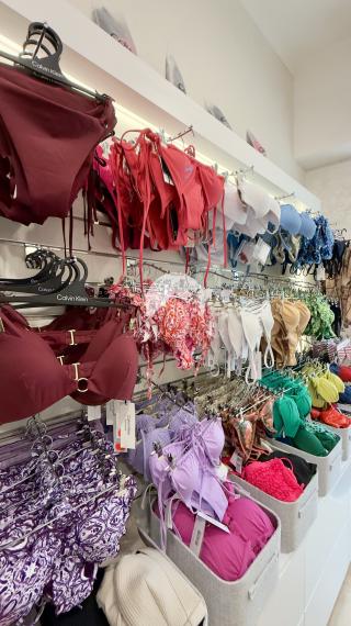 EXKLUZÍVNE NA PREDAJ ZABEHNUTÁ PREVÁDZKA SO ZNAČKOVOU SPODNOU BIELIZŇOU V CENTRE KOMÁRNA