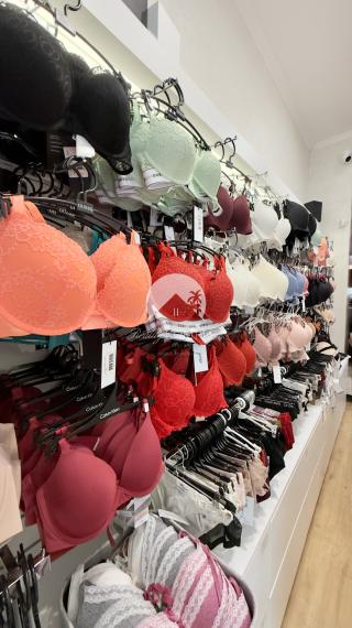 EXKLUZÍVNE NA PREDAJ ZABEHNUTÁ PREVÁDZKA SO ZNAČKOVOU SPODNOU BIELIZŇOU V CENTRE KOMÁRNA