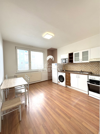 Iba u nás!!! Reality KOMPLEX s.r.o.,Vám ponúka na prenájom moderne zrekonštruovaný, zariadení 1- izbový byt v Komárne, na ul. Eötvösa v tichej časti Komárna