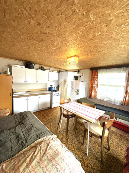 Iba u nás !!! Reality Komplex s.r.o., vám ponúka na predaj víkendový domček neďaleko, 10 kilometrov od Komárna, v blízkosti vodného kanála !!!