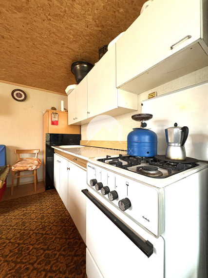 Iba u nás !!! Reality Komplex s.r.o., vám ponúka na predaj víkendový domček neďaleko, 10 kilometrov od Komárna, v blízkosti vodného kanála !!!