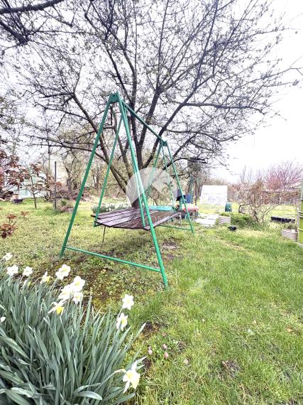 Iba u nás !!! Reality Komplex s.r.o., vám ponúka na predaj víkendový domček neďaleko, 10 kilometrov od Komárna, v blízkosti vodného kanála !!!