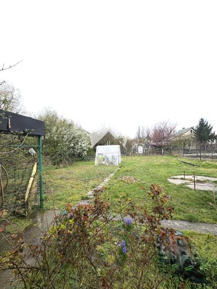 Iba u nás !!! Reality Komplex s.r.o., vám ponúka na predaj víkendový domček neďaleko, 10 kilometrov od Komárna, v blízkosti vodného kanála !!!