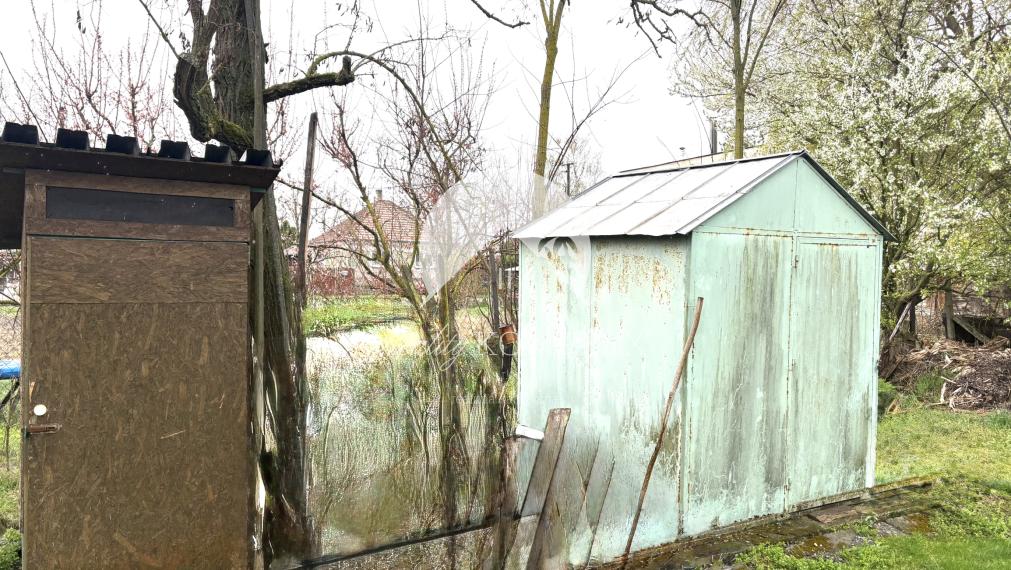 Iba u nás !!! Reality Komplex s.r.o., vám ponúka na predaj víkendový domček neďaleko, 10 kilometrov od Komárna, v blízkosti vodného kanála !!!