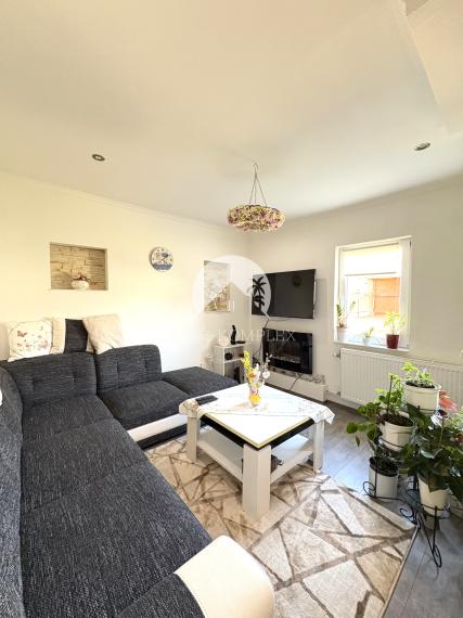 Exkluzívne iba u nás !!! Reality KOMPLEX s.r.o., Vám ponúka zrekonštruovaný 4 izbový rodinný dom s pozemkom vo vyhľadávanej lokalite v úplne tichom prostredí, obci Pribeta !!!