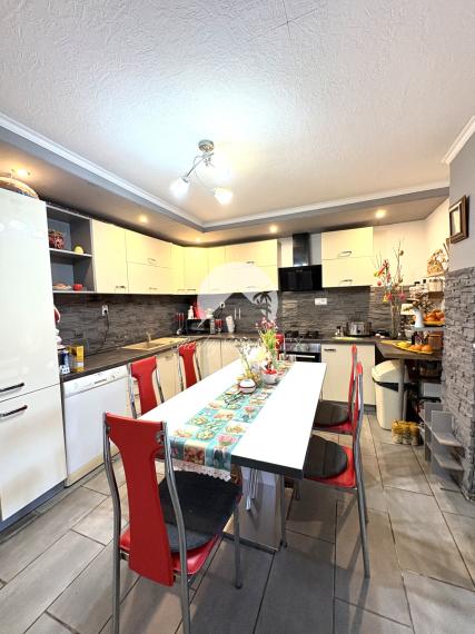 Exkluzívne iba u nás !!! Reality KOMPLEX s.r.o., Vám ponúka zrekonštruovaný 4 izbový rodinný dom s pozemkom vo vyhľadávanej lokalite v úplne tichom prostredí, obci Pribeta !!!