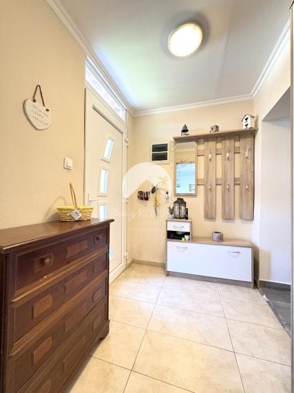 Exkluzívne iba u nás !!! Reality KOMPLEX s.r.o., Vám ponúka zrekonštruovaný 4 izbový rodinný dom s pozemkom vo vyhľadávanej lokalite v úplne tichom prostredí, obci Pribeta !!!