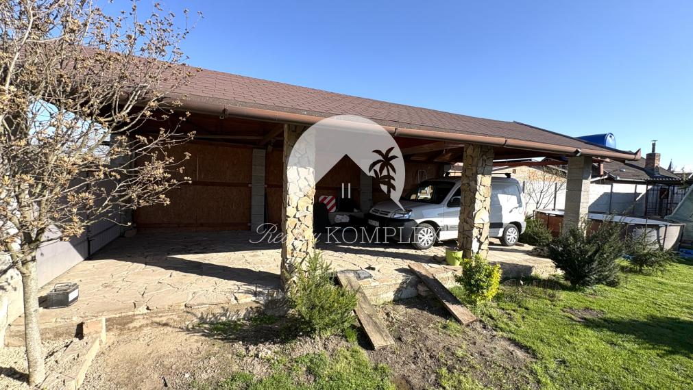Exkluzívne iba u nás !!! Reality KOMPLEX s.r.o., Vám ponúka zrekonštruovaný 4 izbový rodinný dom s pozemkom vo vyhľadávanej lokalite v úplne tichom prostredí, obci Pribeta !!!