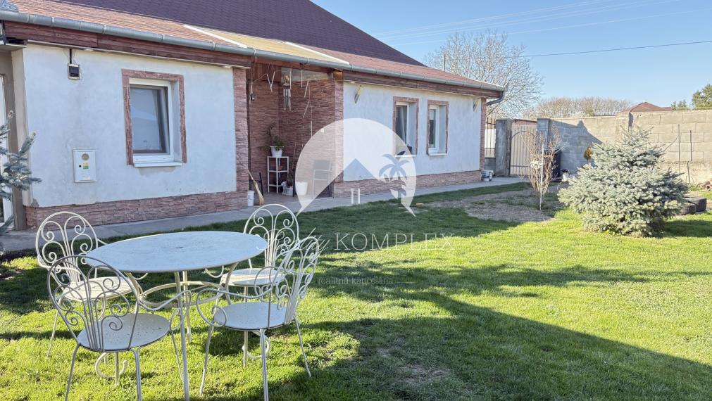 Exkluzívne iba u nás !!! Reality KOMPLEX s.r.o., Vám ponúka zrekonštruovaný 4 izbový rodinný dom s pozemkom vo vyhľadávanej lokalite v úplne tichom prostredí, obci Pribeta !!!