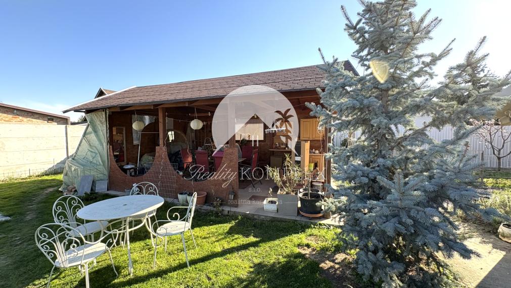 Exkluzívne iba u nás !!! Reality KOMPLEX s.r.o., Vám ponúka zrekonštruovaný 4 izbový rodinný dom s pozemkom vo vyhľadávanej lokalite v úplne tichom prostredí, obci Pribeta !!!