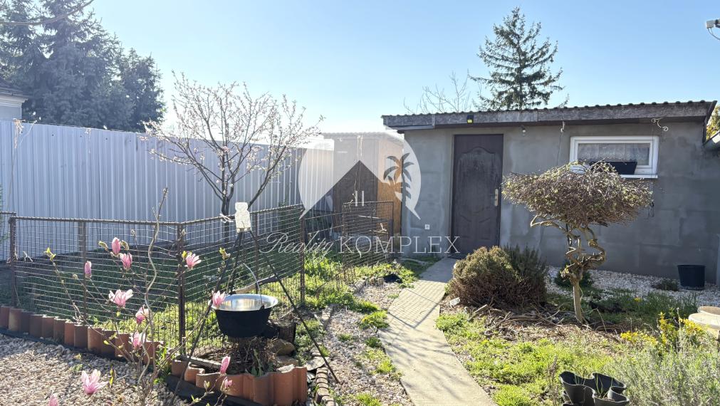 Exkluzívne iba u nás !!! Reality KOMPLEX s.r.o., Vám ponúka zrekonštruovaný 4 izbový rodinný dom s pozemkom vo vyhľadávanej lokalite v úplne tichom prostredí, obci Pribeta !!!