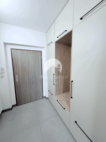 Reality KOMPLEX s.r.o. Vám ponúka NA PRENÁJOM garsónku s vl. parkovacím miestom v DS