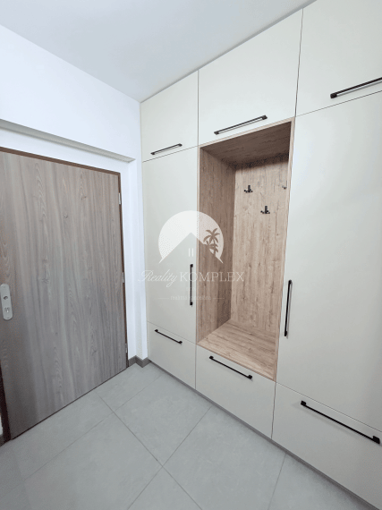 Reality KOMPLEX s.r.o. Vám ponúka NA PRENÁJOM garsónku s vl. parkovacím miestom v DS
