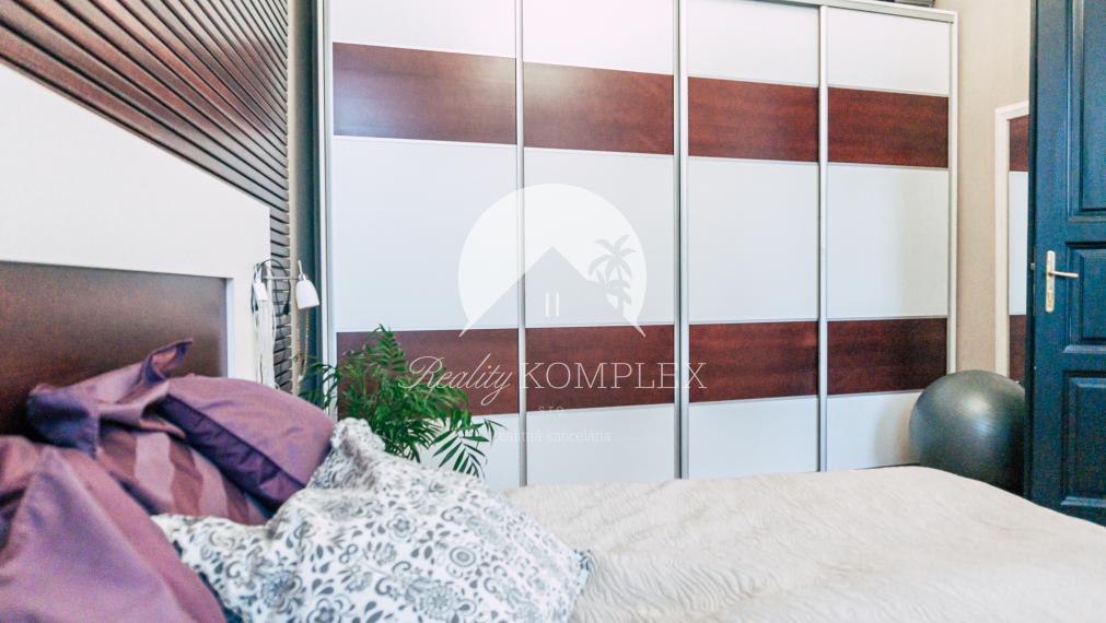 Reality KOMPLEX s.r.o. Vám ponúka na predaj jedinečný 3-izbový meštiansky byt, ktorý sa nachádza priamo v historickom centre mesta Komárno na ulici Pohraničná.