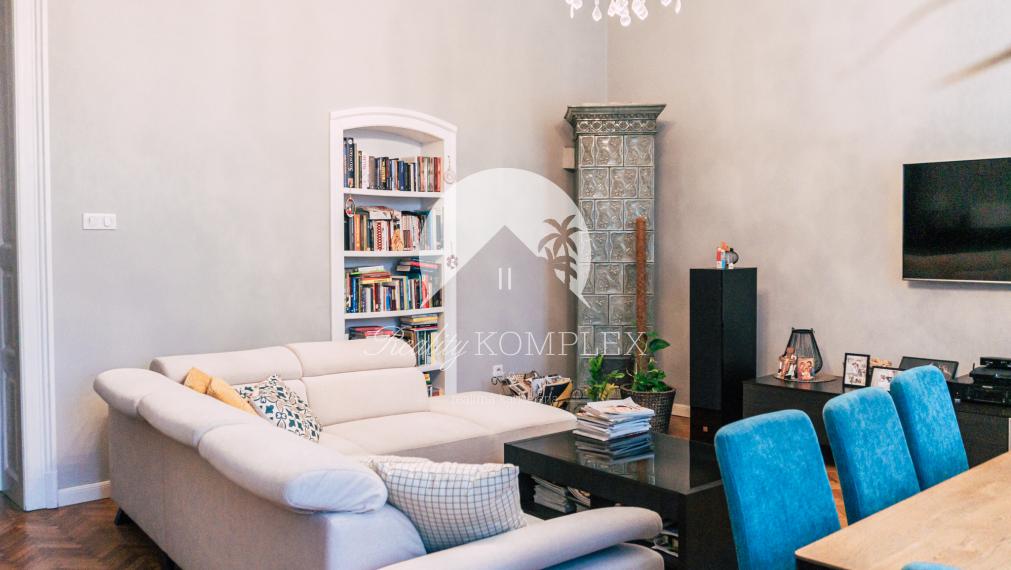 Reality KOMPLEX s.r.o. Vám ponúka na predaj jedinečný 3-izbový meštiansky byt, ktorý sa nachádza priamo v historickom centre mesta Komárno na ulici Pohraničná.