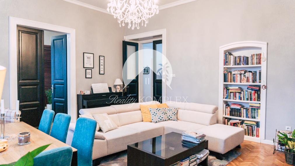 Reality KOMPLEX s.r.o. Vám ponúka na predaj jedinečný 3-izbový meštiansky byt, ktorý sa nachádza priamo v historickom centre mesta Komárno na ulici Pohraničná.