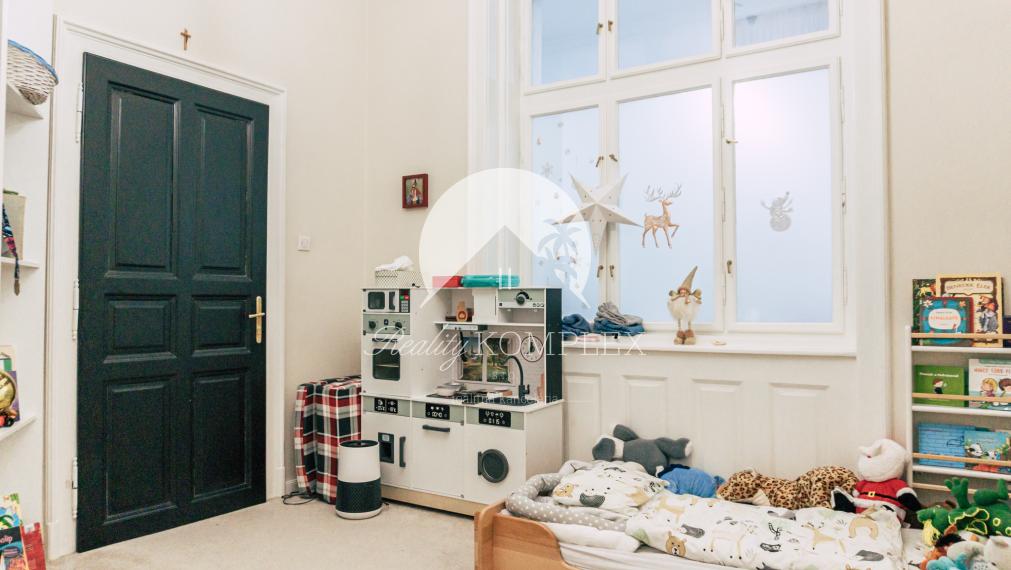 Reality KOMPLEX s.r.o. Vám ponúka na predaj jedinečný 3-izbový meštiansky byt, ktorý sa nachádza priamo v historickom centre mesta Komárno na ulici Pohraničná.