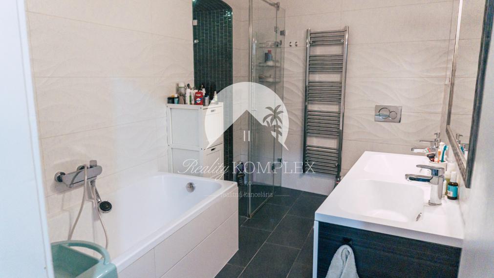 Reality KOMPLEX s.r.o. Vám ponúka na predaj jedinečný 3-izbový meštiansky byt, ktorý sa nachádza priamo v historickom centre mesta Komárno na ulici Pohraničná.