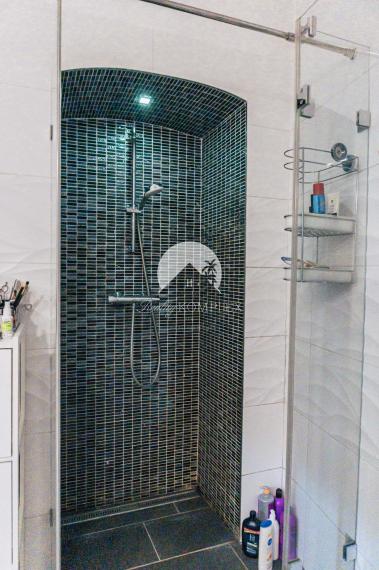 Reality KOMPLEX s.r.o. Vám ponúka na predaj jedinečný 3-izbový meštiansky byt, ktorý sa nachádza priamo v historickom centre mesta Komárno na ulici Pohraničná.