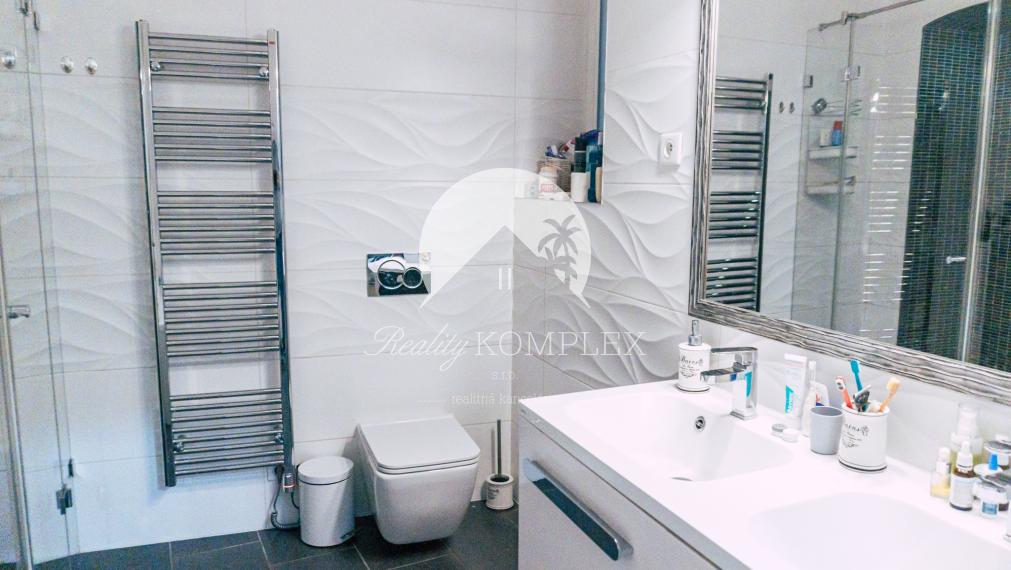 Reality KOMPLEX s.r.o. Vám ponúka na predaj jedinečný 3-izbový meštiansky byt, ktorý sa nachádza priamo v historickom centre mesta Komárno na ulici Pohraničná.