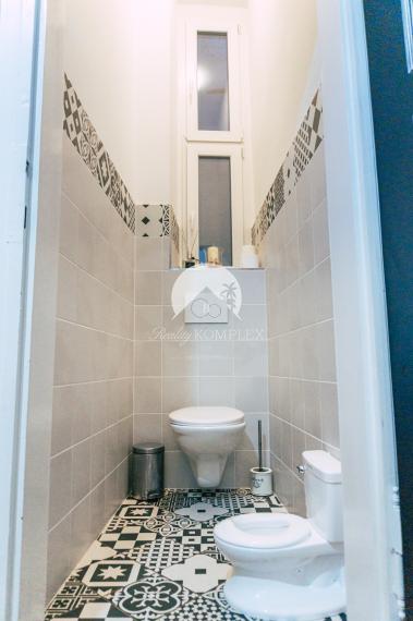 Reality KOMPLEX s.r.o. Vám ponúka na predaj jedinečný 3-izbový meštiansky byt, ktorý sa nachádza priamo v historickom centre mesta Komárno na ulici Pohraničná.