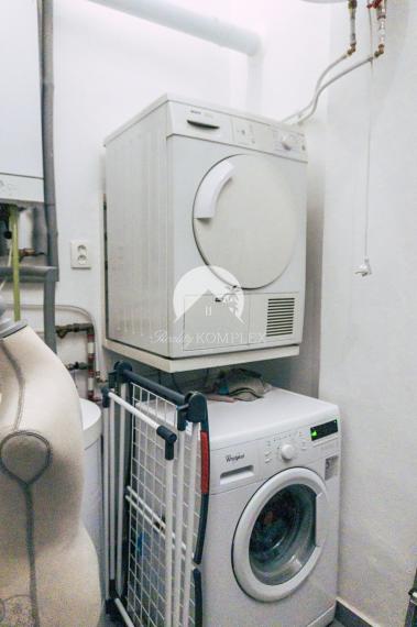 Reality KOMPLEX s.r.o. Vám ponúka na predaj jedinečný 3-izbový meštiansky byt, ktorý sa nachádza priamo v historickom centre mesta Komárno na ulici Pohraničná.