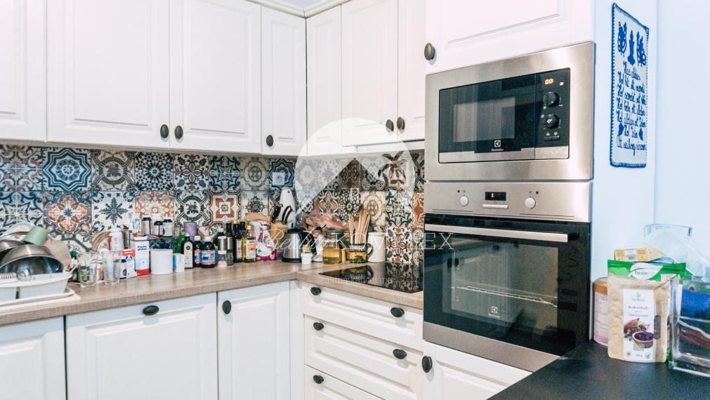 Reality KOMPLEX s.r.o. Vám ponúka na predaj jedinečný 3-izbový meštiansky byt, ktorý sa nachádza priamo v historickom centre mesta Komárno na ulici Pohraničná.