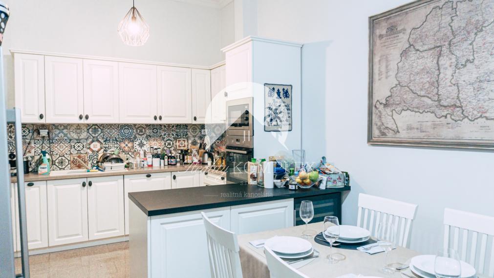 Reality KOMPLEX s.r.o. Vám ponúka na predaj jedinečný 3-izbový meštiansky byt, ktorý sa nachádza priamo v historickom centre mesta Komárno na ulici Pohraničná.