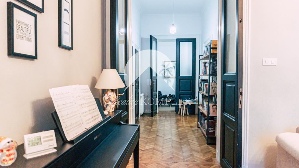 Reality KOMPLEX s.r.o. Vám ponúka na predaj jedinečný 3-izbový meštiansky byt, ktorý sa nachádza priamo v historickom centre mesta Komárno na ulici Pohraničná.