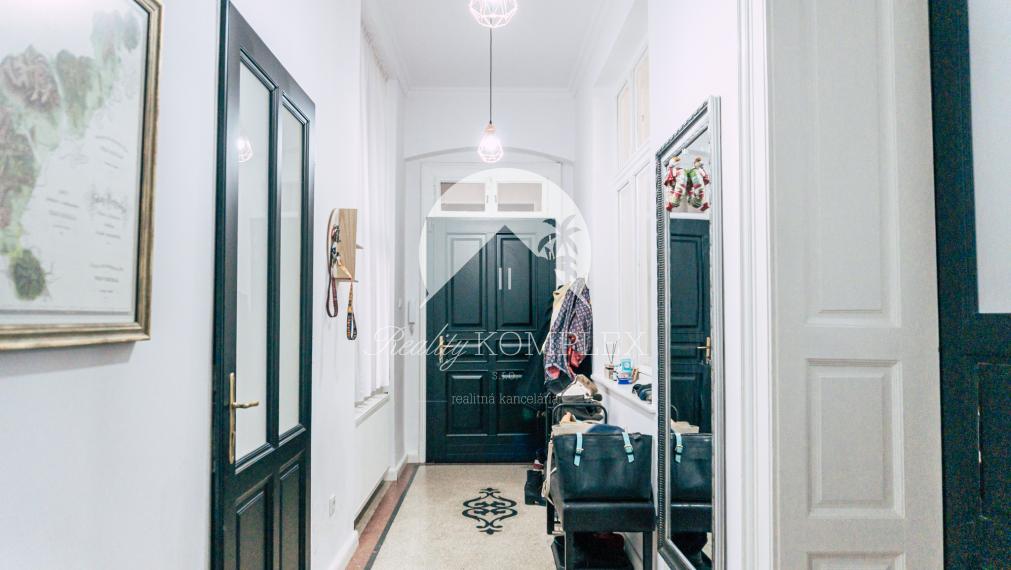 Reality KOMPLEX s.r.o. Vám ponúka na predaj jedinečný 3-izbový meštiansky byt, ktorý sa nachádza priamo v historickom centre mesta Komárno na ulici Pohraničná.