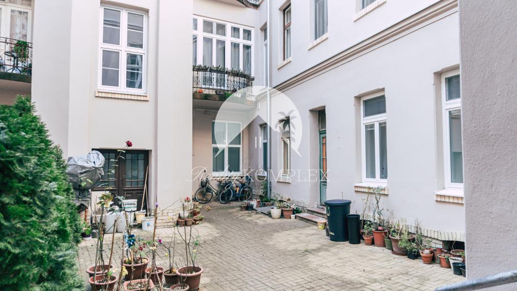 Reality KOMPLEX s.r.o. Vám ponúka na predaj jedinečný 3-izbový meštiansky byt, ktorý sa nachádza priamo v historickom centre mesta Komárno na ulici Pohraničná.