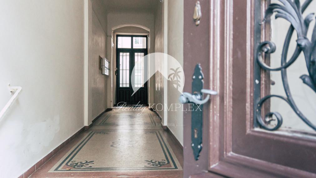 Reality KOMPLEX s.r.o. Vám ponúka na predaj jedinečný 3-izbový meštiansky byt, ktorý sa nachádza priamo v historickom centre mesta Komárno na ulici Pohraničná.