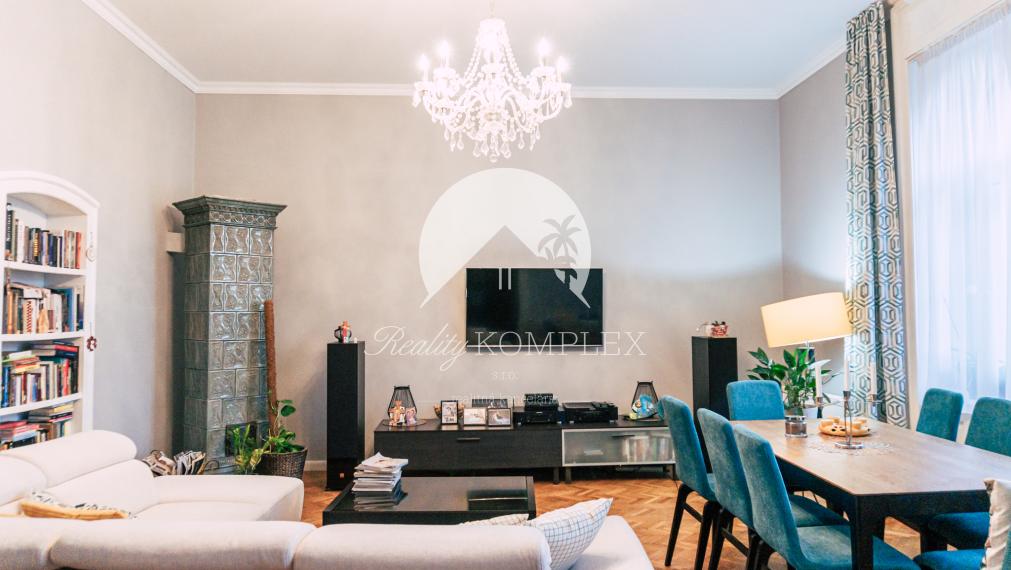 Reality KOMPLEX s.r.o. Vám ponúka na predaj jedinečný 3-izbový meštiansky byt, ktorý sa nachádza priamo v historickom centre mesta Komárno na ulici Pohraničná.