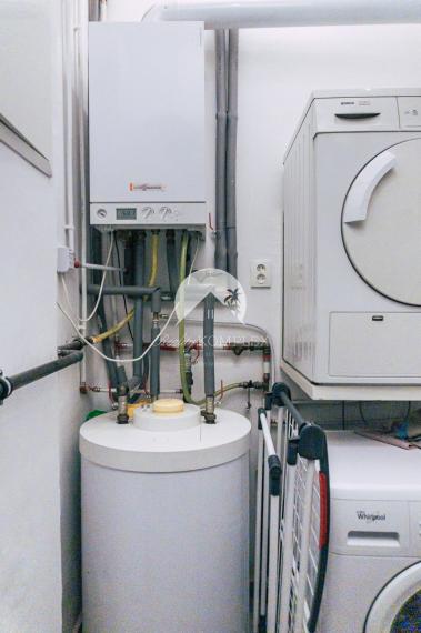 Reality KOMPLEX s.r.o. Vám ponúka na predaj jedinečný 3-izbový meštiansky byt, ktorý sa nachádza priamo v historickom centre mesta Komárno na ulici Pohraničná.