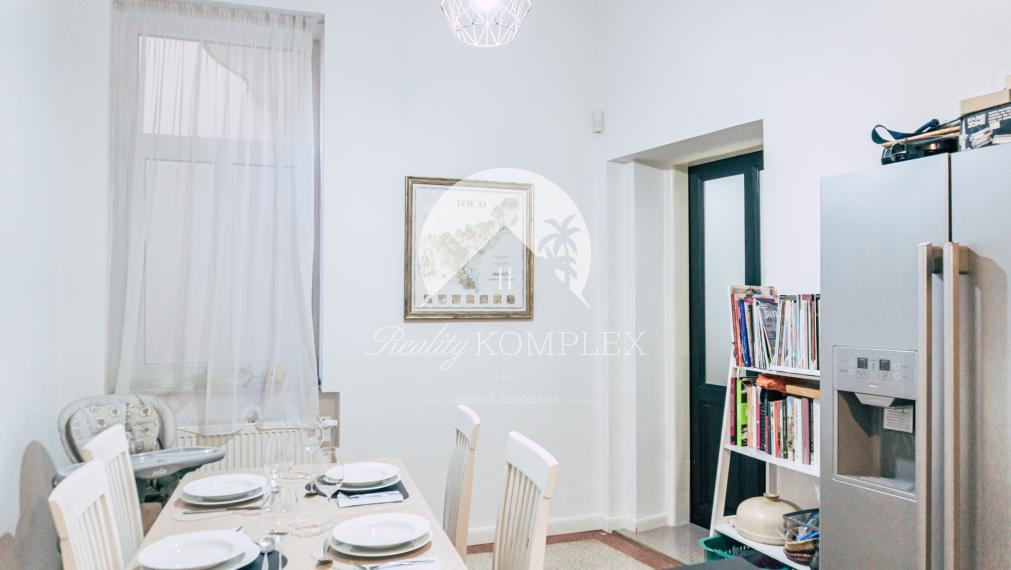 Reality KOMPLEX s.r.o. Vám ponúka na predaj jedinečný 3-izbový meštiansky byt, ktorý sa nachádza priamo v historickom centre mesta Komárno na ulici Pohraničná.