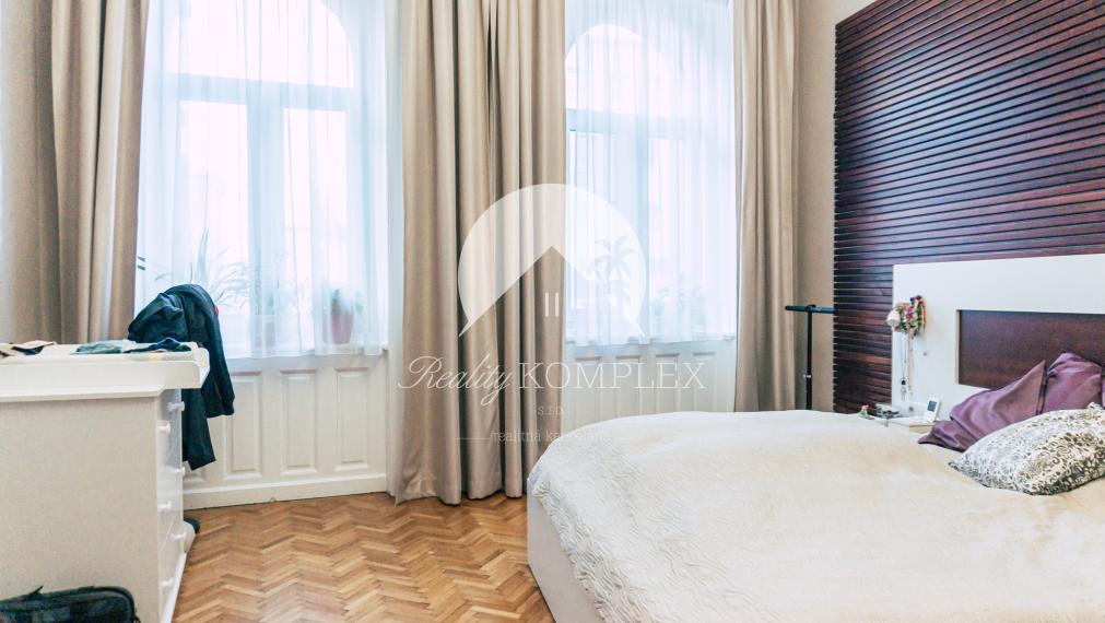 Reality KOMPLEX s.r.o. Vám ponúka na predaj jedinečný 3-izbový meštiansky byt, ktorý sa nachádza priamo v historickom centre mesta Komárno na ulici Pohraničná.