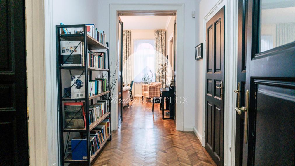 Reality KOMPLEX s.r.o. Vám ponúka na predaj jedinečný 3-izbový meštiansky byt, ktorý sa nachádza priamo v historickom centre mesta Komárno na ulici Pohraničná.