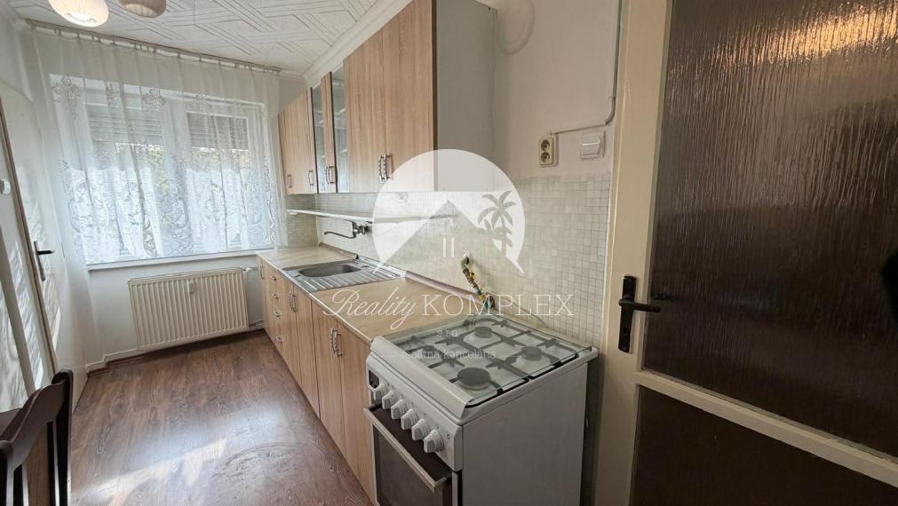 Reality KOMPLEX s.r.o. Vám ponúka na predaj 2-izbový byt nachádzajúci sa na ulici Budovateľskej v Komárne