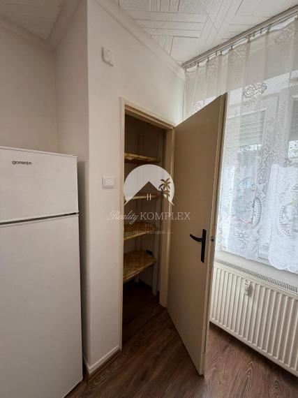 Reality KOMPLEX s.r.o. Vám ponúka na predaj 2-izbový byt nachádzajúci sa na ulici Budovateľskej v Komárne