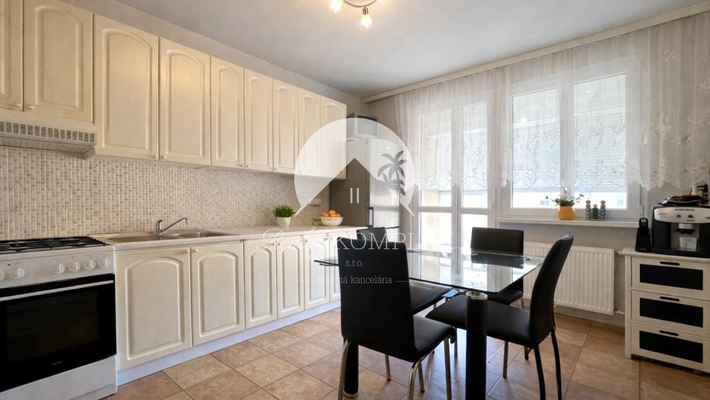 Reality KOMPLEX s.r.o. ponúka na PREDAJ zariadený veľkometrážny 3-izbový byt v Dunajskej Strede