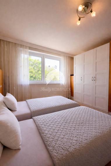 Reality KOMPLEX s.r.o. ponúka na PREDAJ zariadený veľkometrážny 3-izbový byt v Dunajskej Strede