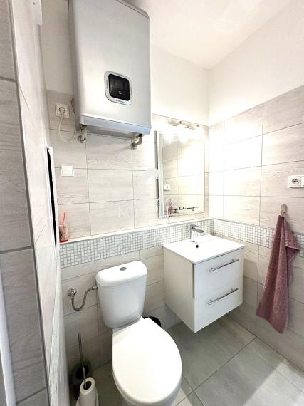 Iba u nás!!! Reality KOMPLEX s.r.o.,Vám ponúka na prenájom moderne zrekonštruovaný, zariadení 1-izbový byt v tichej časti Komárna !!!