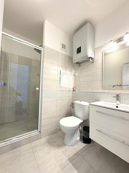 Iba u nás!!! Reality KOMPLEX s.r.o.,Vám ponúka na prenájom moderne zrekonštruovaný, zariadení 1-izbový byt v tichej časti Komárna !!!